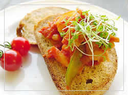 青野菜のトマト煮込みライ麦パンのせ